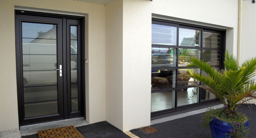 Porte en aluminium: une variété de designs d'entrée et intérieurs