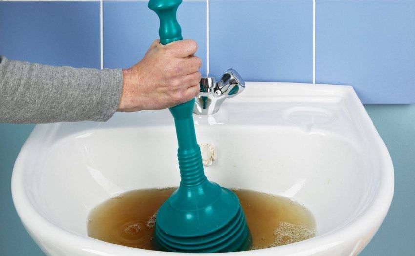 Comment nettoyer les tuyaux d'égout à la maison: méthodes et moyens