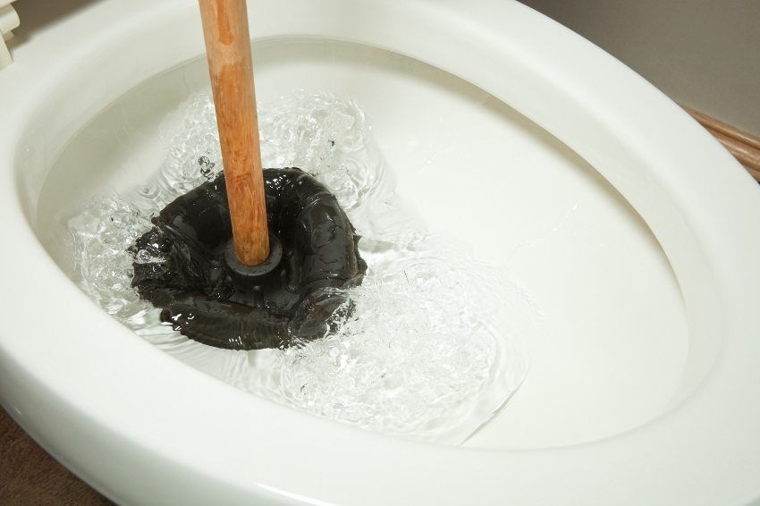 Comment nettoyer les tuyaux d'égout à la maison: méthodes et moyens