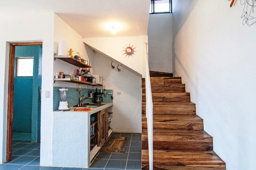 Escalier en bois au deuxième étage, options de photo