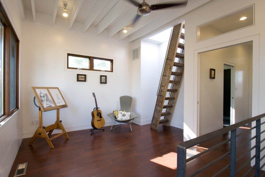 Escalier en bois au deuxième étage, options de photo