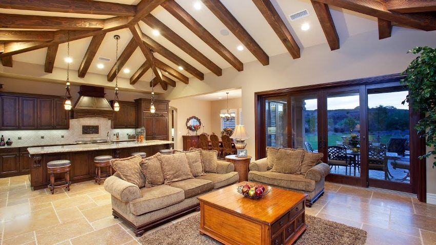 Plafond en bois dans la maison: le choix d'un placage de qualité et d'un arrangement technologique