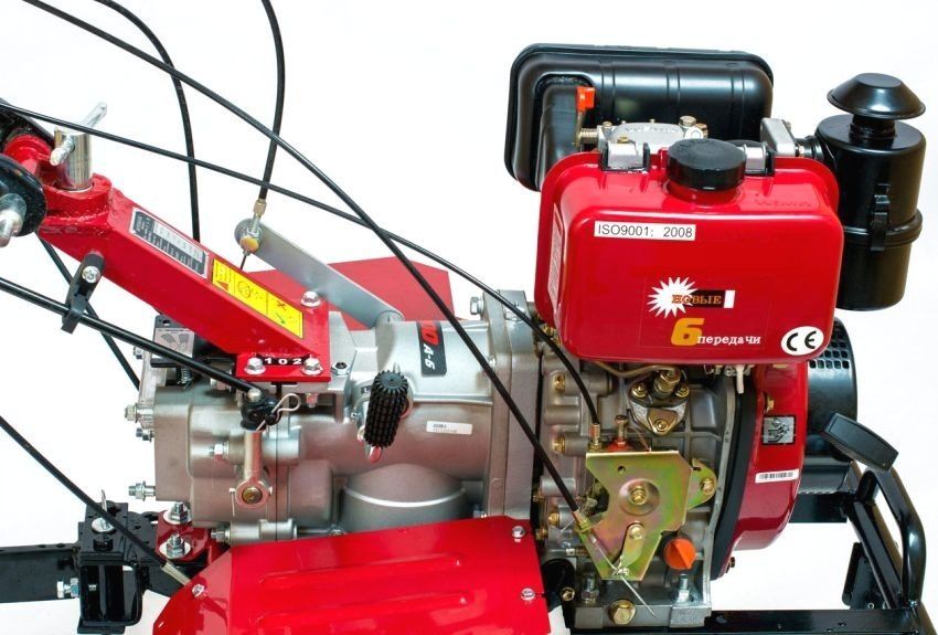 Tracteur diesel à conducteur accompagnant à refroidissement par eau: types d'équipement et conseils pour choisir
