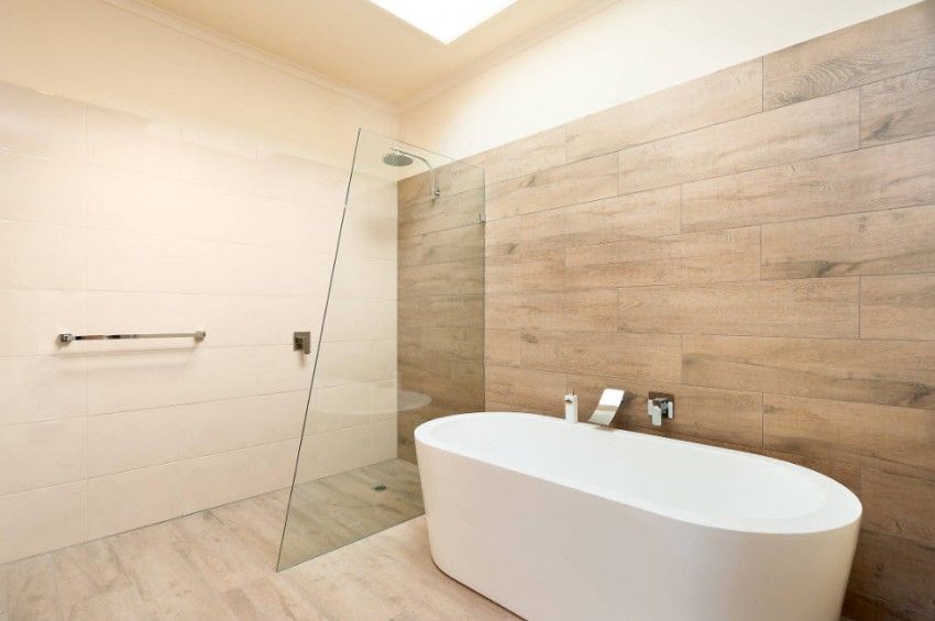 Paroi de douche en verre sans casserole: une solution confortable pour la salle de bain
