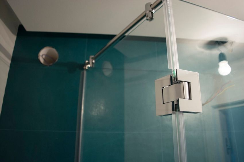 Paroi de douche en verre sans casserole: une solution confortable pour la salle de bain