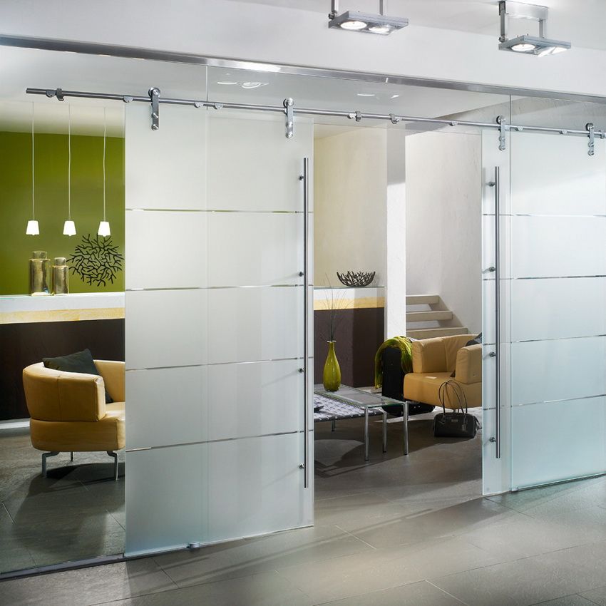 Porte en verre interroom comme un accent élégant dans un intérieur moderne