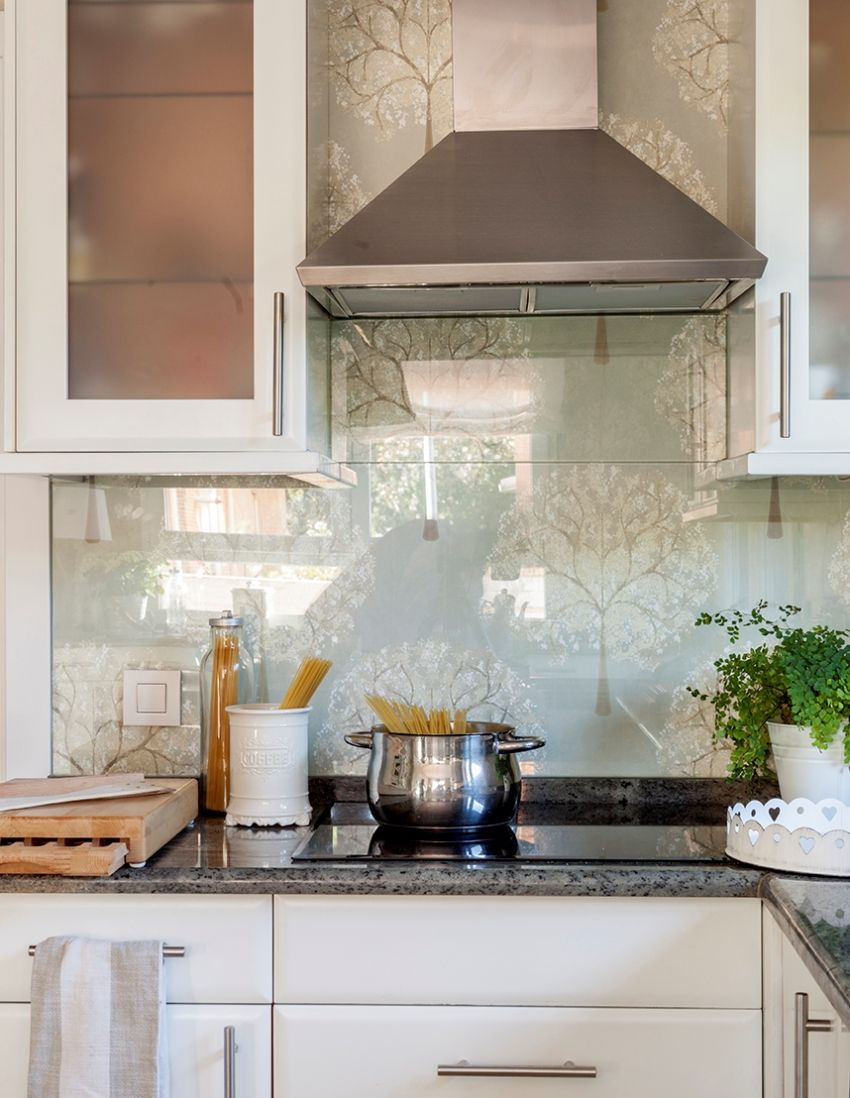Tablier pour la cuisine en verre: comment choisir et installer le panneau