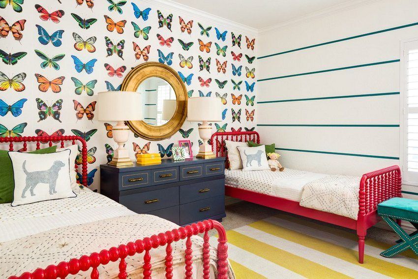 Photos de style moderne: intérieur de chambre avec deux types de papier peint et les détails de sa création