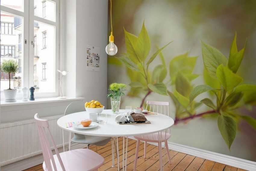 Des peintures murales qui élargissent l'espace dans la conception d'un appartement moderne