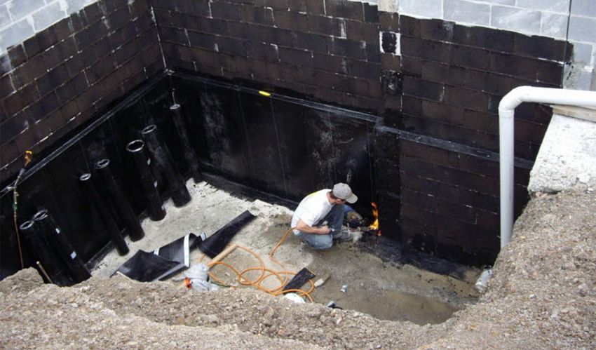 Imperméabilisation du sous-sol de l'intérieur à partir de la nappe phréatique: méthodes pour protéger le bâtiment de l'humidité