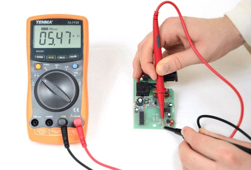 Multimètre électrique: testeur pour diverses mesures électriques
