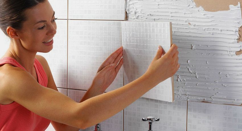 Comment poser une tuile dans la salle de bain: toutes les étapes et les subtilités face aux surfaces
