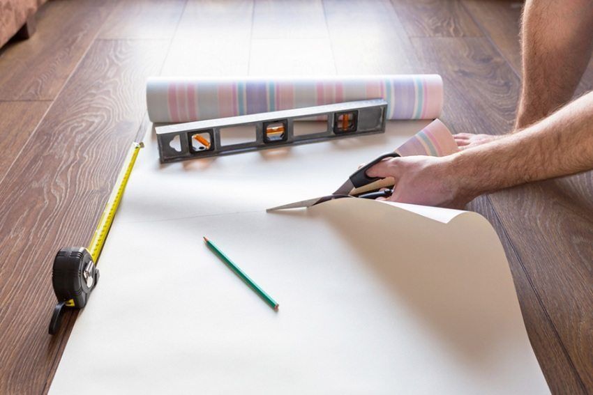 Comment coller du papier peint en vinyle sur du papier: conseils utiles pour la décoration murale