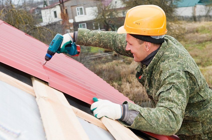 Comment couvrir le toit avec une feuille professionnelle vous-même. Travaux d'installation vidéo et photo