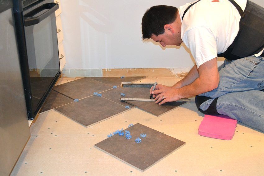 Comment poser des carreaux sur un plancher en bois: détails techniques et recommandations
