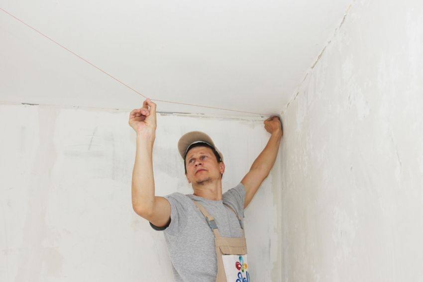Comment coller les carreaux de plafond: les caractéristiques de la création d'un plafond inhabituel