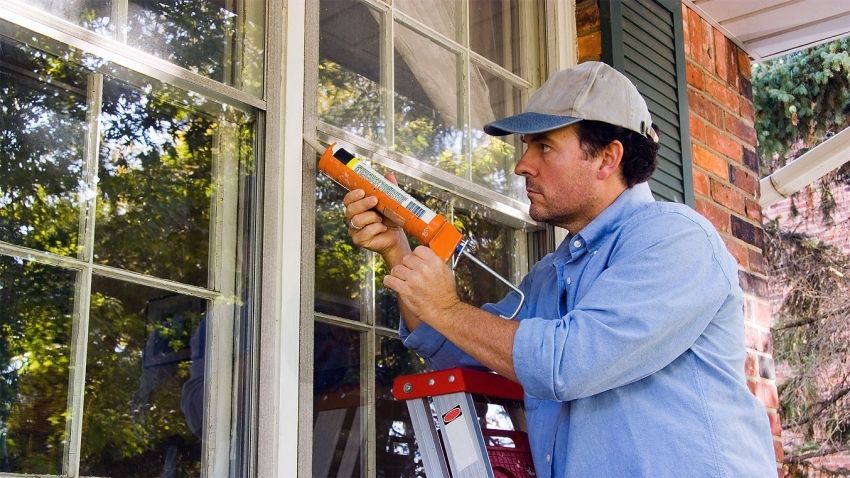 Comment isoler les fenêtres en bois pour l'hiver: les meilleurs moyens et matériaux