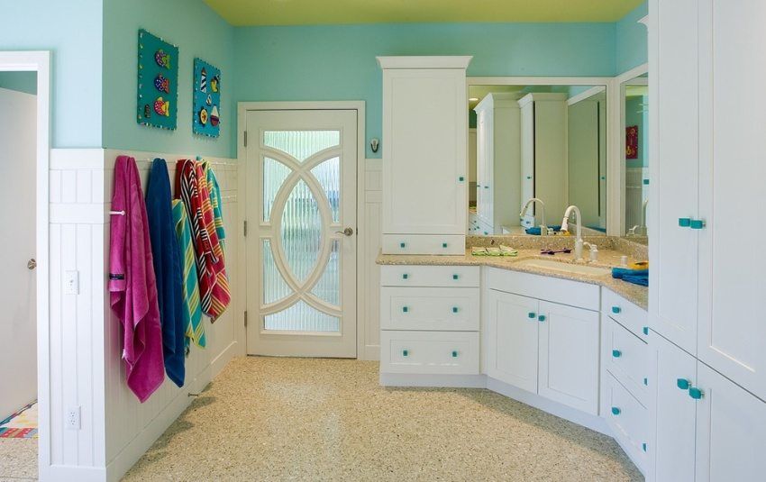 Comment choisir une porte belle et pratique vers la salle de bain et les toilettes