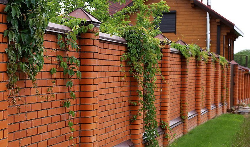 Caps pour les poteaux pour la clôture de brique: à quoi servent-ils et comment choisir le bon