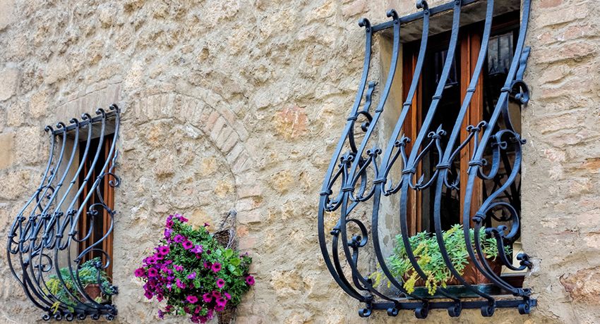Barres forgées aux fenêtres: décoration et protection fiable de la maison