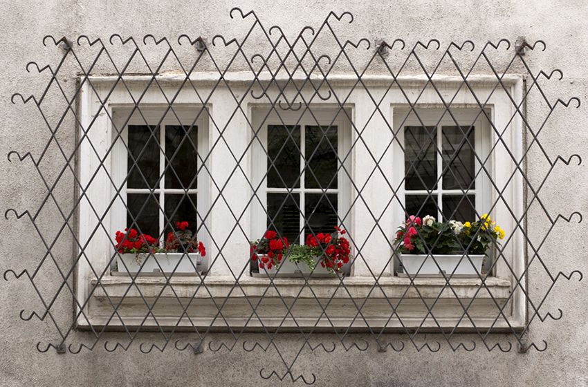 Barres forgées aux fenêtres: décoration et protection fiable de la maison