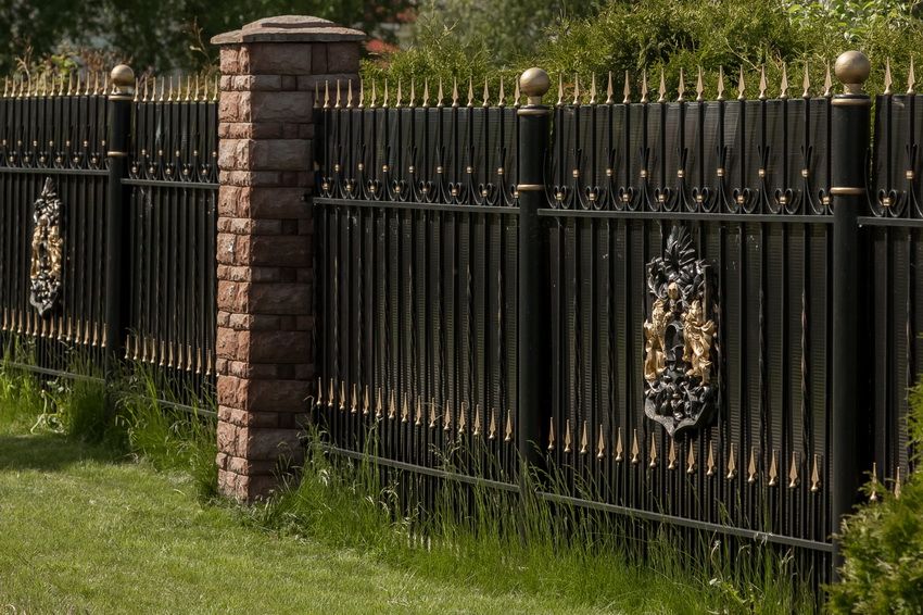 Clôtures forgées: des photos de clôtures magnifiques et durables pour tous les goûts