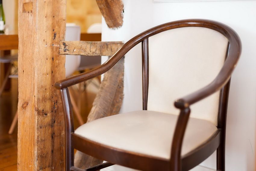 Chaises en bois: détail intérieur confortable, fiable et original