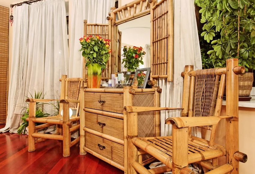 Chaises en bois: détail intérieur confortable, fiable et original