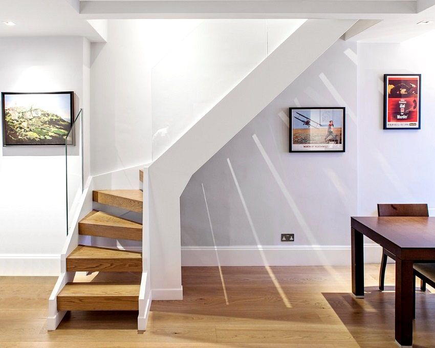Escalier menant au deuxième étage en bois avec virage à 90 degrés: calcul et installation