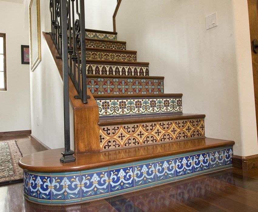 Escalier menant au deuxième étage dans une maison privée: photos, types de structures et matériaux