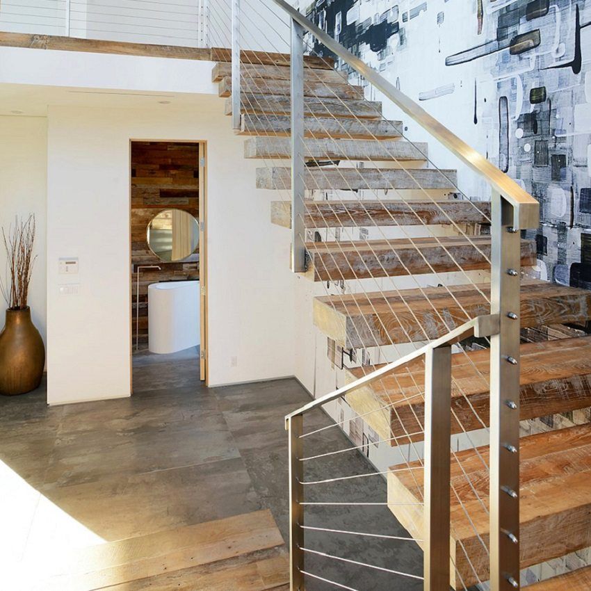 Escalier menant au deuxième étage dans une maison privée. Conception d'échelle
