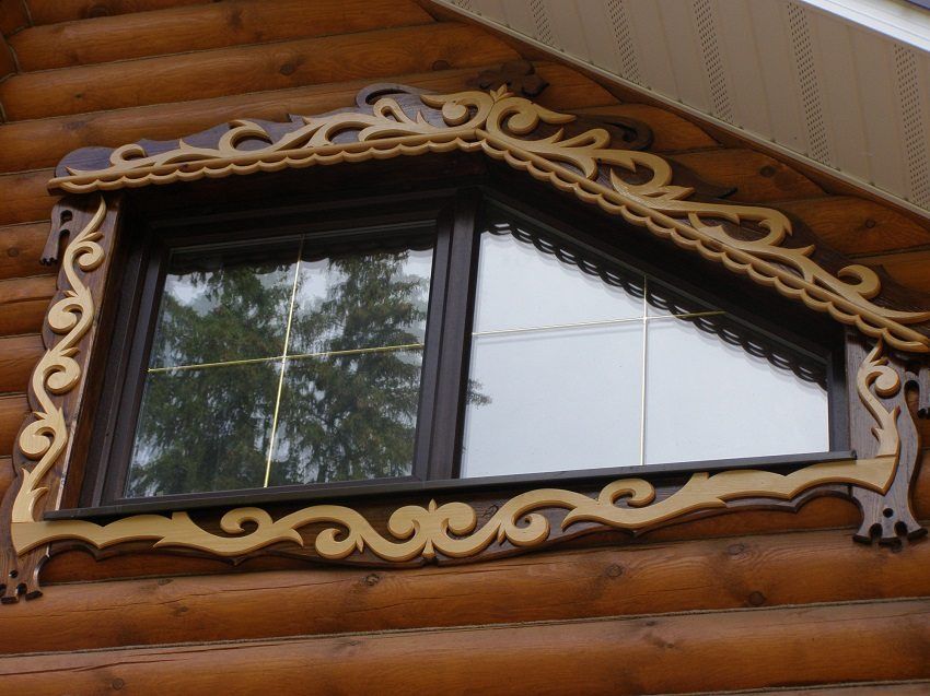 Plateaux sur les fenêtres d'une maison en bois: décoration supplémentaire de la façade