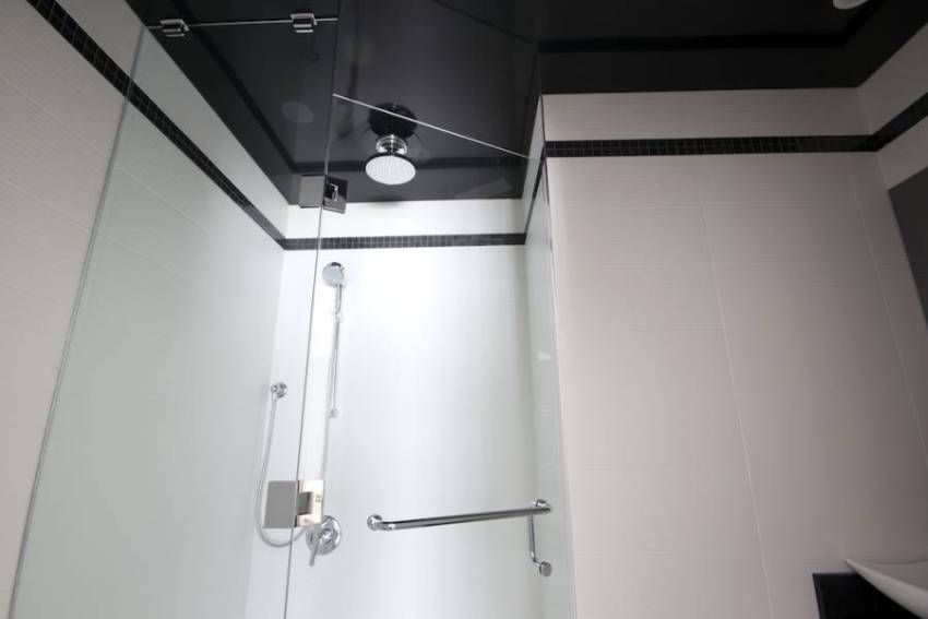 Plafond tendu dans la salle de bain, photos de solutions prêtes à l'emploi