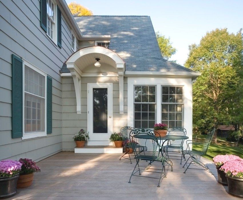 Auvent sur le porche d'une maison privée. Photos des étapes de travail