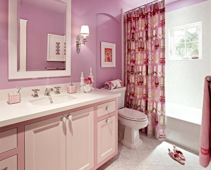 Papier peint pour la salle de bain: une solution universelle pour une chambre élégante