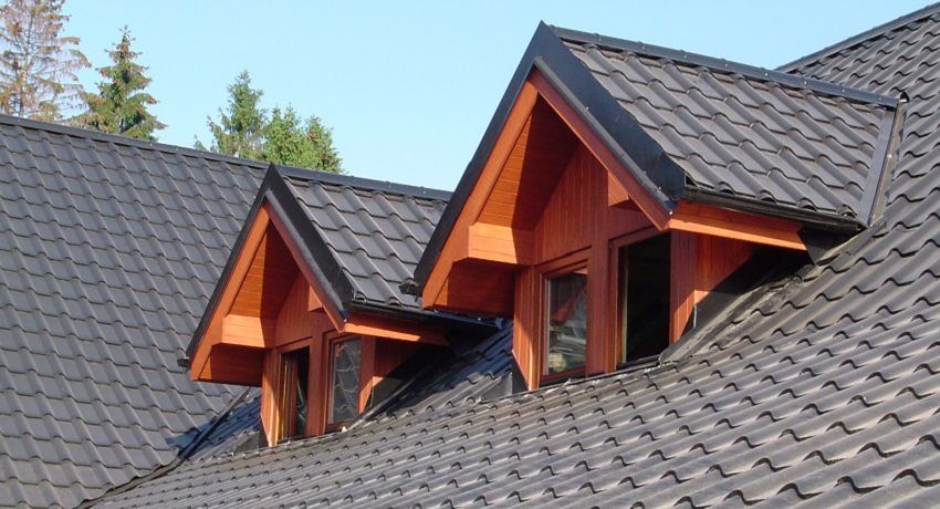 Onduline ou tuile métallique: qui est préférable de choisir pour le toit de la maison
