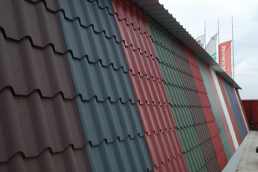 Onduline ou tuile métallique: qui est préférable de choisir pour le toit de la maison