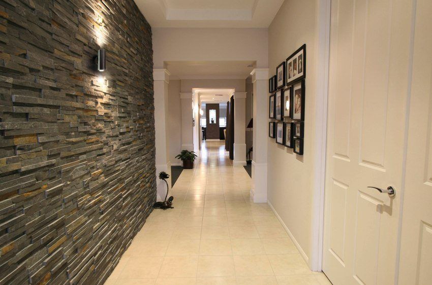 Décorer le couloir avec de la pierre décorative et du papier peint. Photos des travaux finis