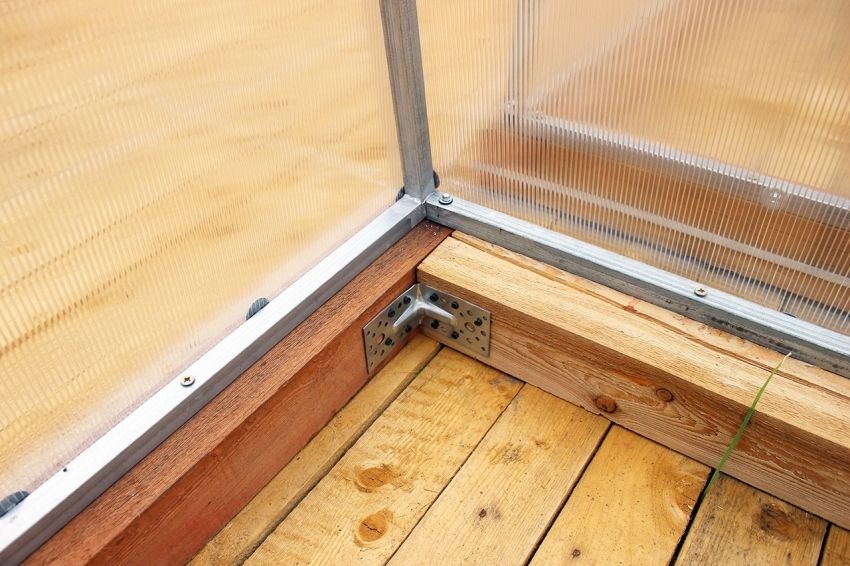 Serres en polycarbonate à toit ouvrant: types et caractéristiques de construction