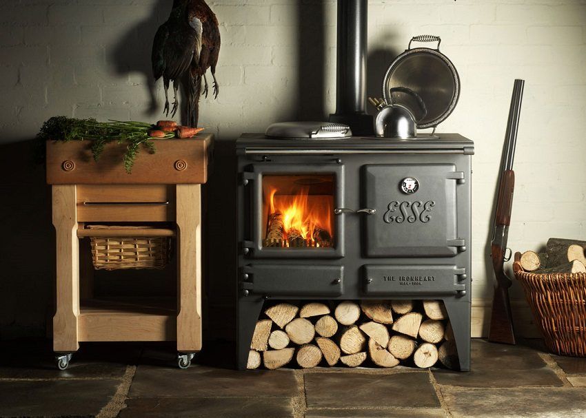 La cheminée du four pour une combustion longue durée: nous créons de la chaleur et un confort dans une maison de campagne