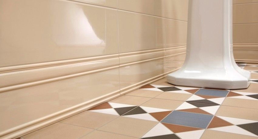 Plinthe de salle de bain: aperçu des modèles de sols et de plafonds