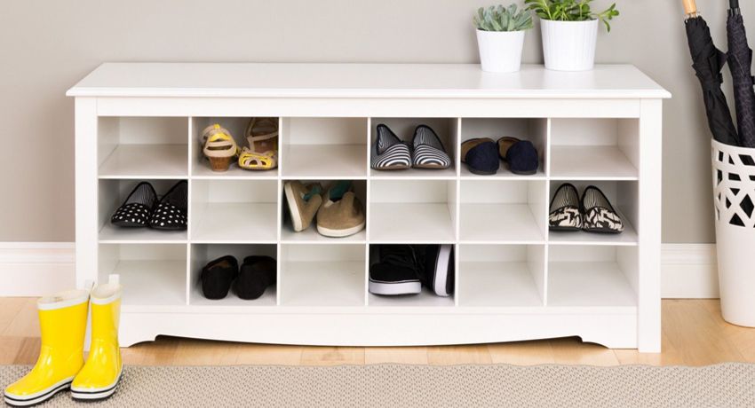 Étagères pour chaussures dans le couloir: un détail important de l'intérieur pour une vie confortable