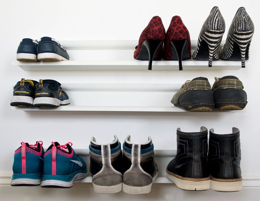 Étagères pour chaussures dans le couloir: un détail important de l'intérieur pour une vie confortable