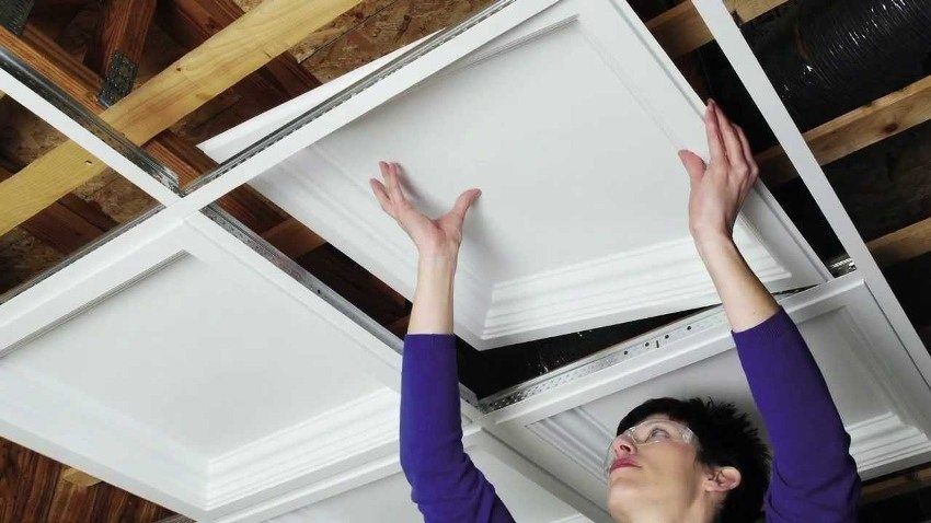 Dalles de plafond en mousse plastique: leurs types et caractéristiques d'installation