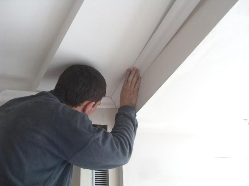 Plinthes en polyuréthane pour plafond: un encadrement pratique et décoratif