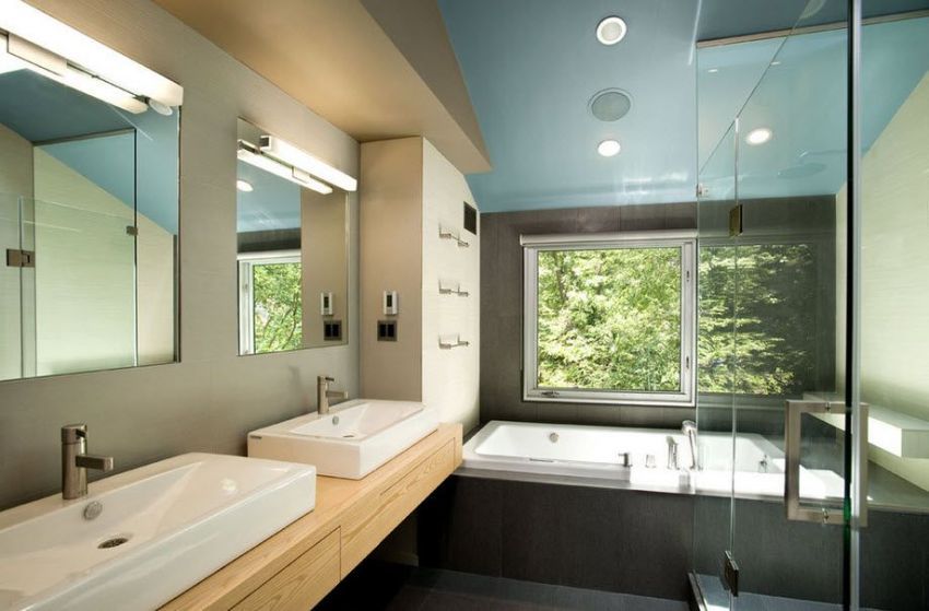 Le plafond de la salle de bain: options de photo, avantages et inconvénients