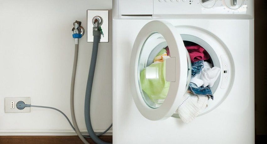 Raccordement correct de la machine à laver à l'alimentation en eau et aux eaux usées