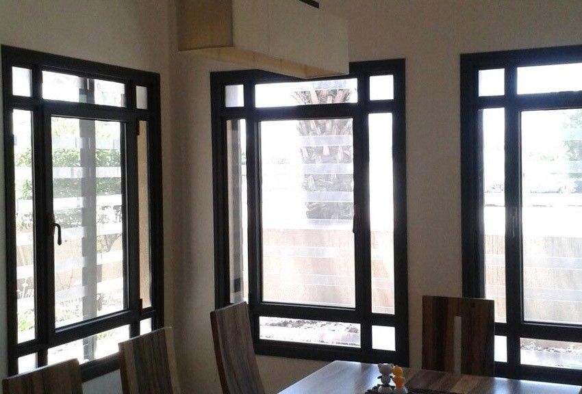 Grilles transparentes sur les fenêtres et leurs avantages fonctionnels