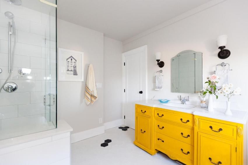 Lavabo avec une armoire dans la salle de bain: un élément pratique et fonctionnel de la pièce