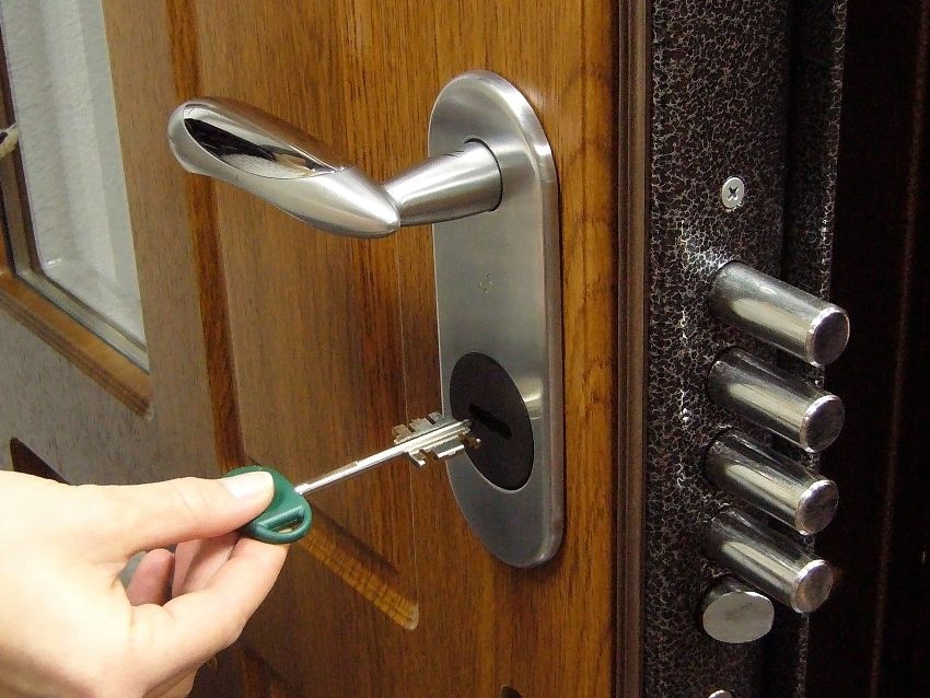 Réparer les portes d'entrée métalliques: comment réparer la toile